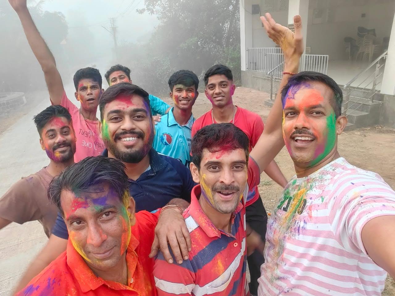 होळी ग्रुप सेल्फी